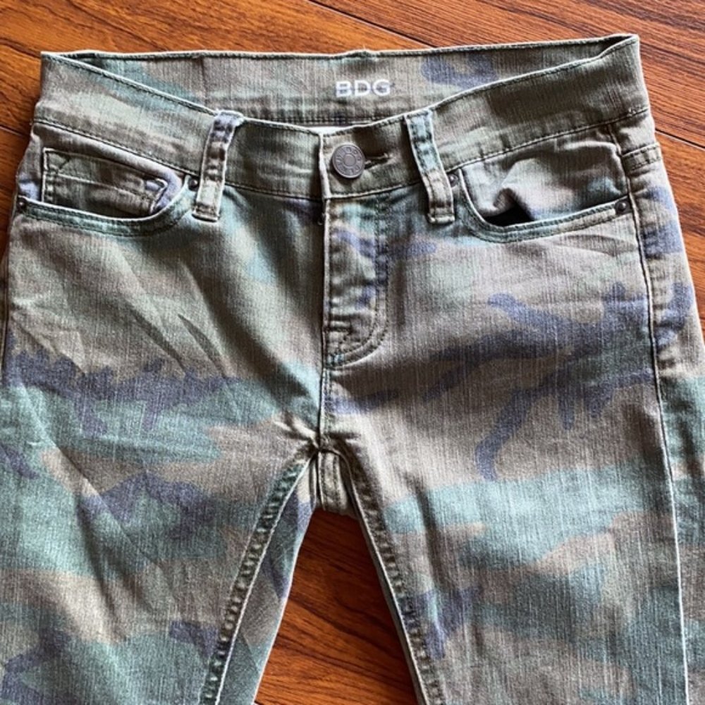 BDG mid rise cigarette ankle camo jeans - W24 L30